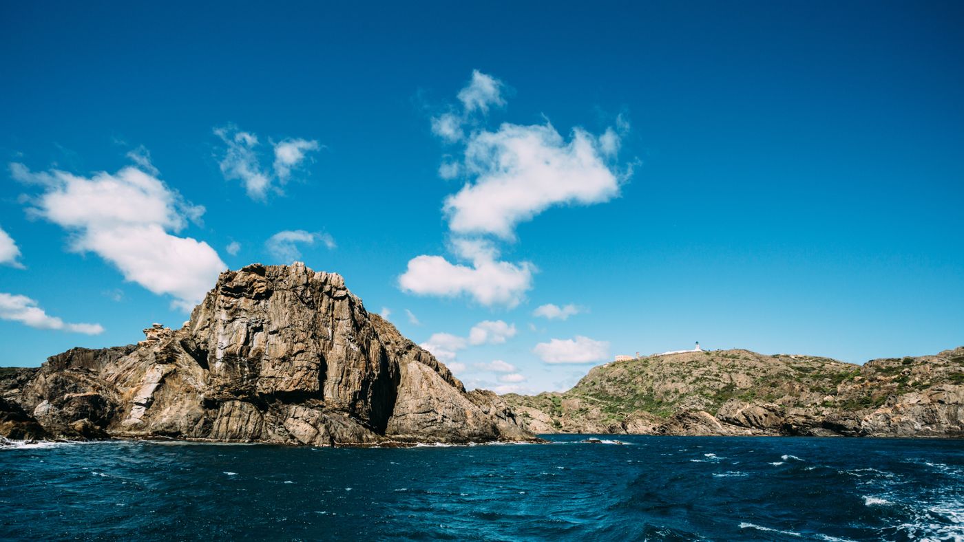 Paisaje natural de la costa de Cap de Creus con sus impresionantes formaciones rocosas y aguas cristalinas.