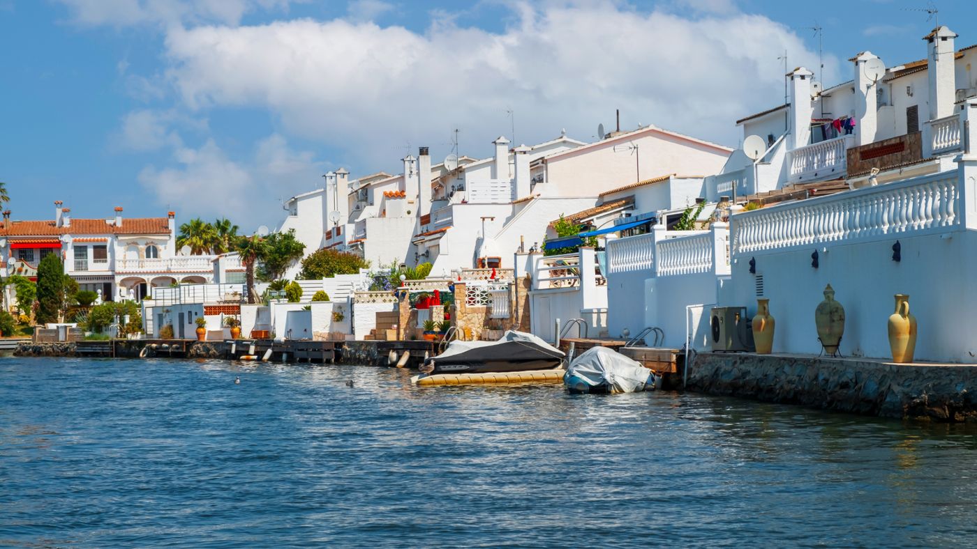 Canal de Empuriabrava, un pintoresco lugar en la Costa Brava, ideal para explorar en tu aventura por Gerona.