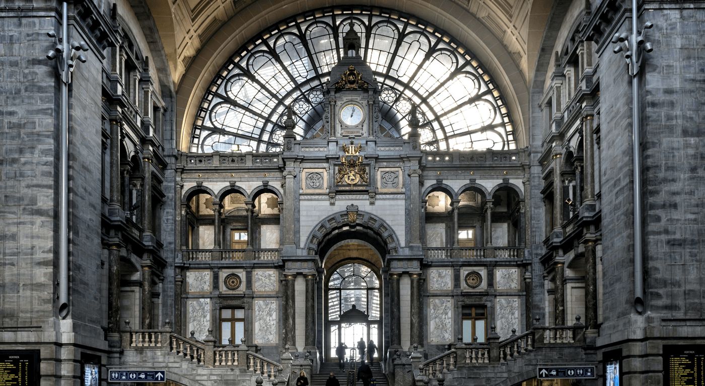 Estación de tren de Antwerpen, una parada importante en tu ruta en furgoneta camper por Amberes.