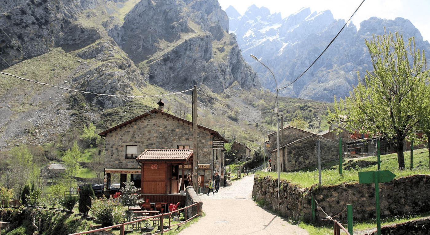 Vista pintoresca de una de las pocas calles del pintoresco pueblo de Caín de Valdeón, en los Picos de Europa, un excelente punto de partida para una ruta en furgoneta camper.