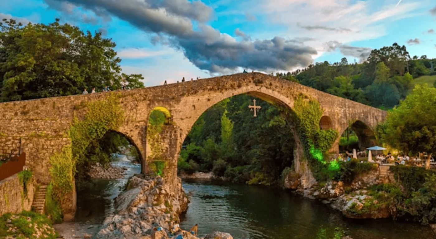 El Puente Romano de Cangas de Onís, un símbolo de la región, rodeado de montañas y naturaleza, perfecto para explorar en ruta.