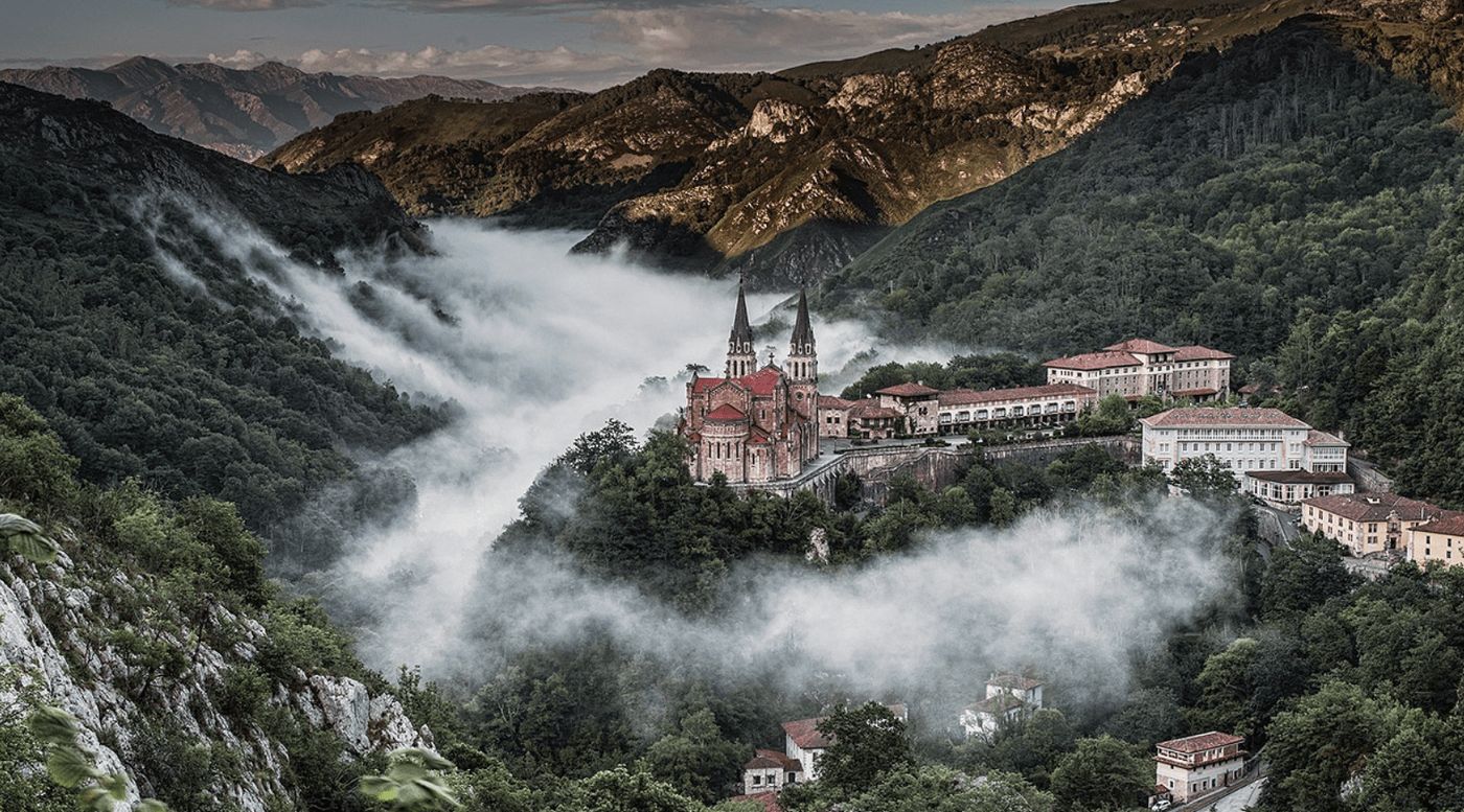 Vista panorámica de Covadonga, un encantador pueblo rodeado de montañas y naturaleza, perfecto para los amantes del senderismo.