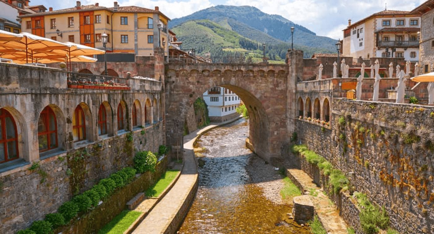 El pintoresco puente de Potes, en un encantador pueblo del Valle de Liébana, perfecto para disfrutar en una ruta en furgoneta camper por los Picos de Europa.