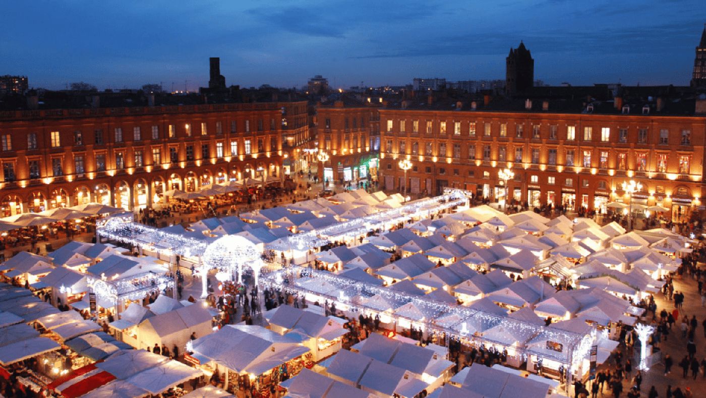 El ambiente festivo del mercadillo navideño de Toulouse, en la Place du Capitole.