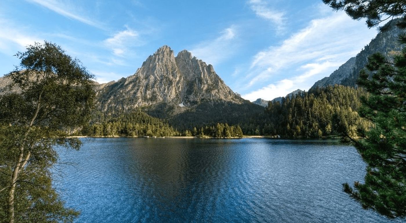 L'Estany de Sant Maurici en el Parc Nacional d'Aigüestortes, un imprescindible en la ruta en camper por los Pirineos Catalanes.