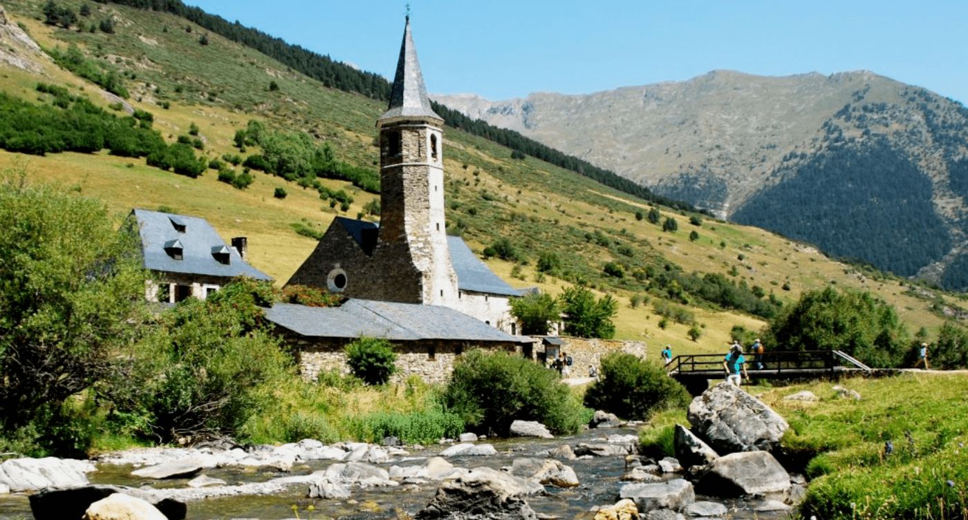 Vistas verdes y montañosas de la Vall d'Aran, un rincón perfecto para explorar en una ruta en camper por los Pirineos Catalanes.