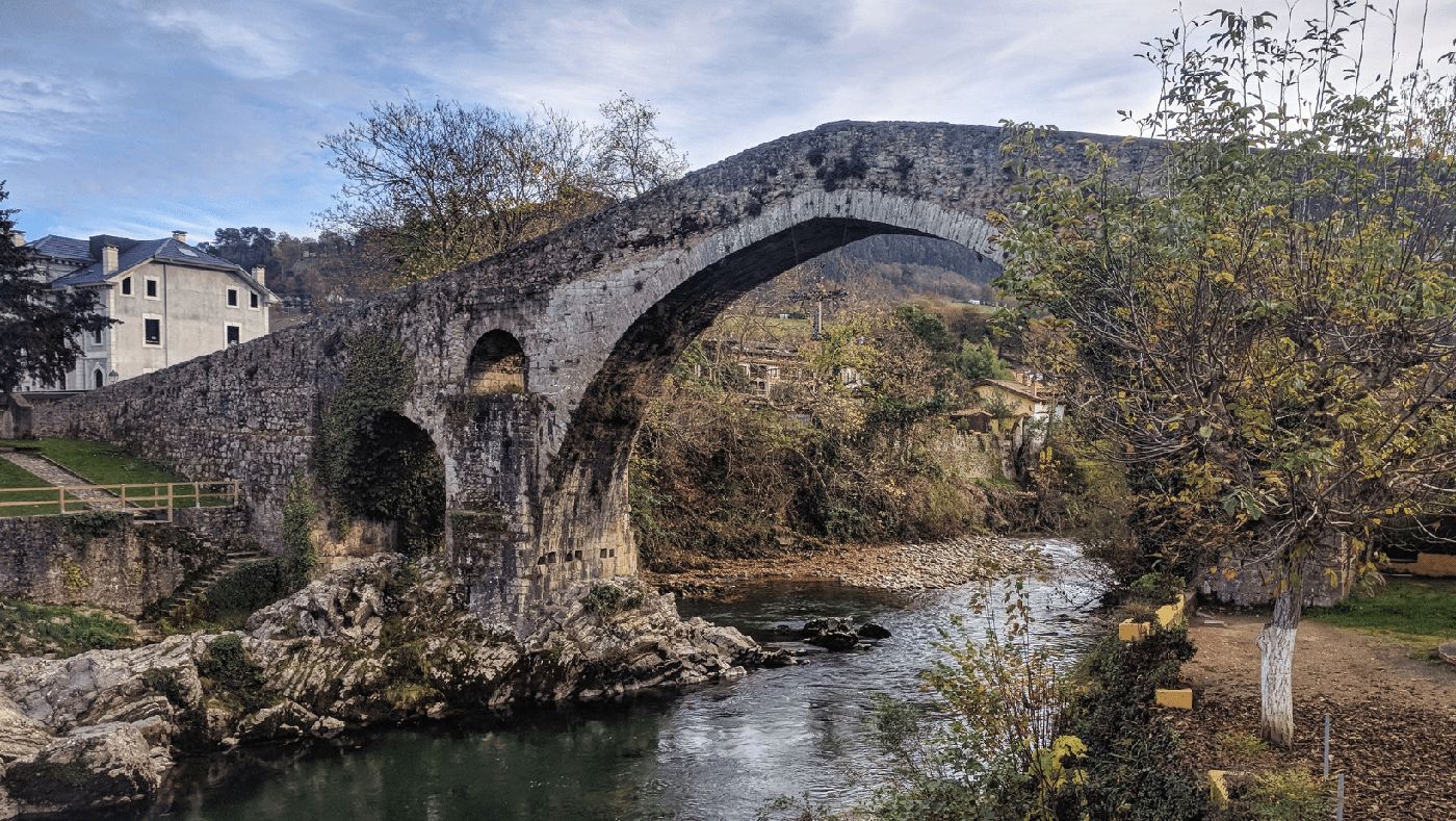 Vista de Cangas de Onís, un pintoresco pueblo asturiano, ideal para hacer una parada en furgoneta camper.