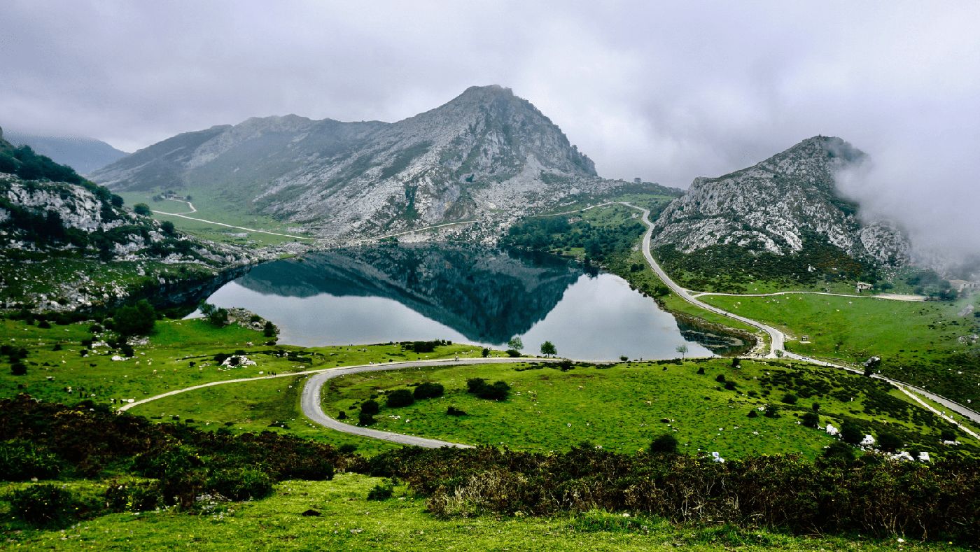 Paisaje natural de los Lagos de Covadonga, ideal para explorar mientras recorres Asturias."