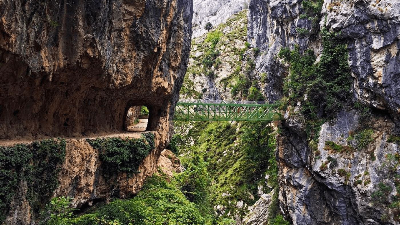 Senderismo por la ruta del Cares, un recorrido impresionante entre montañas de Asturias, perfecto para explorar en furgoneta camper.