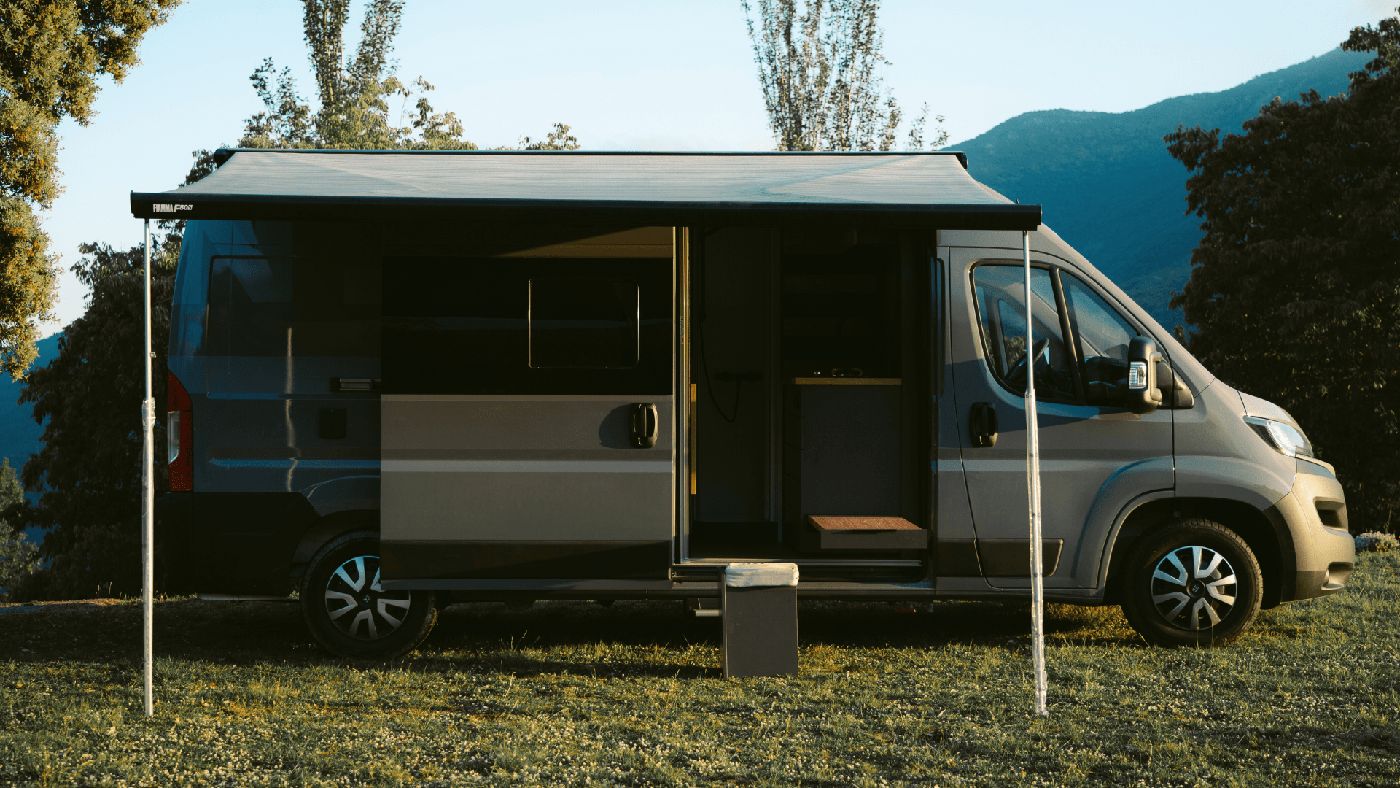 Furgoneta camperizada modelo Neo de Nomade Nation, el vehículo ideal para una ruta por Cantabria en furgoneta.