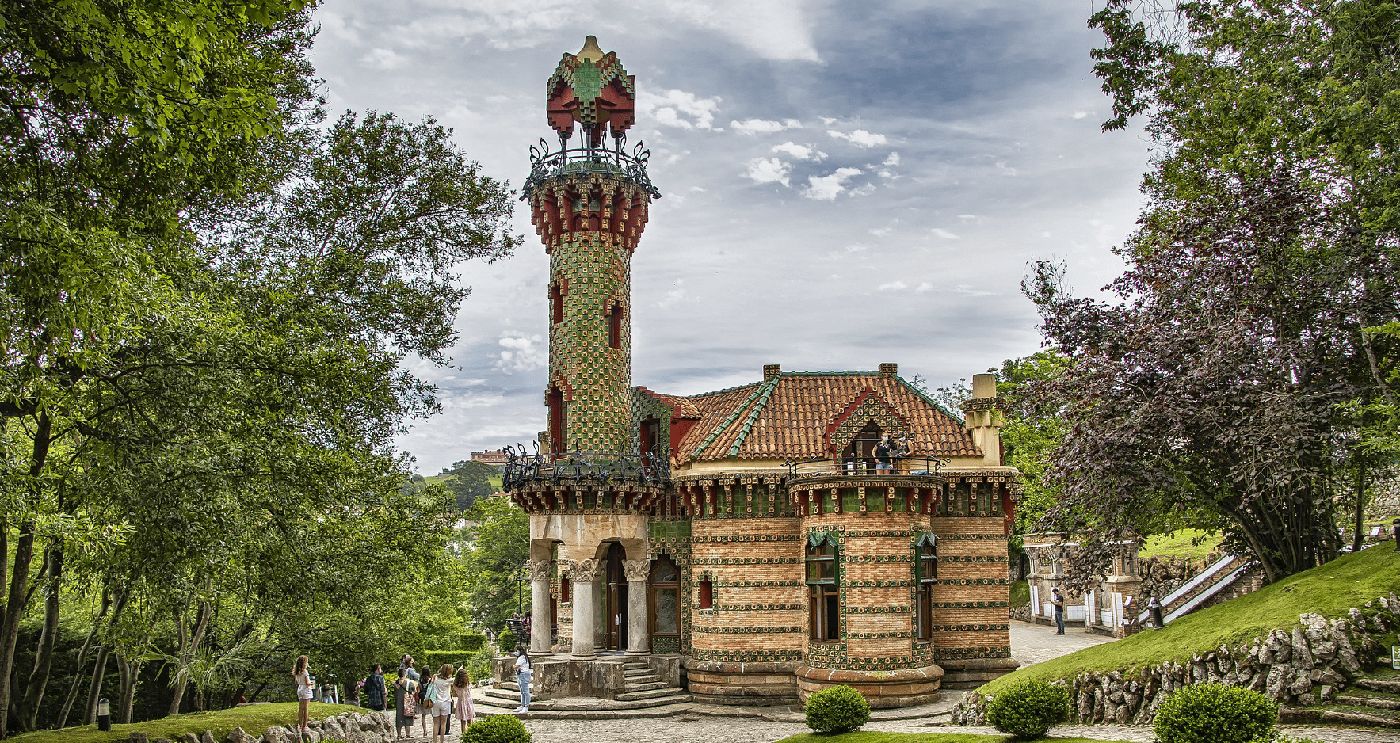 El Capricho de Gaudí en Comillas, una parada imprescindible en tu ruta por Cantabria en furgoneta.