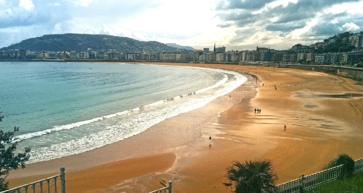 Paisaje de la Playa del Sardinero, ideal para explorar en furgoneta camper.