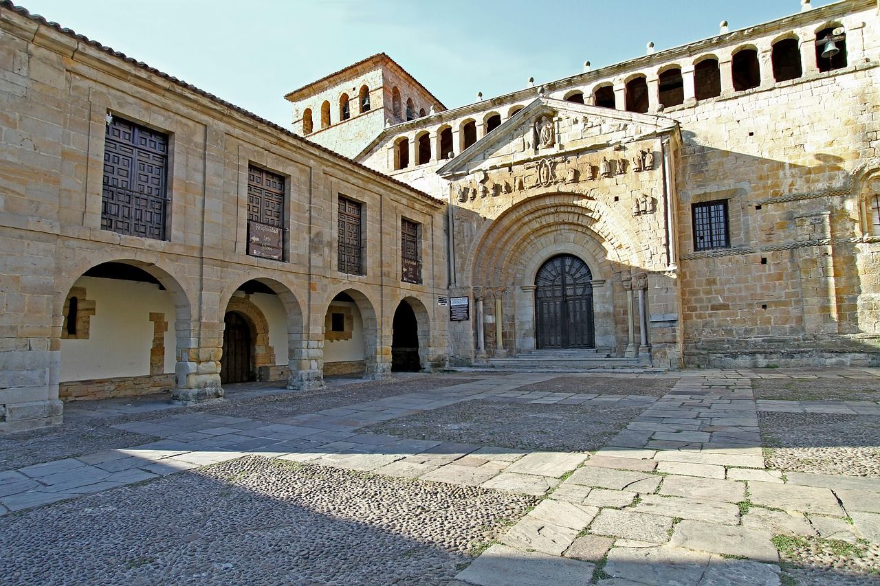 Fachada histórica de la colegiata de Santillana del Mar, un punto destacado en una ruta por los pueblos de Cantabria en camper.
