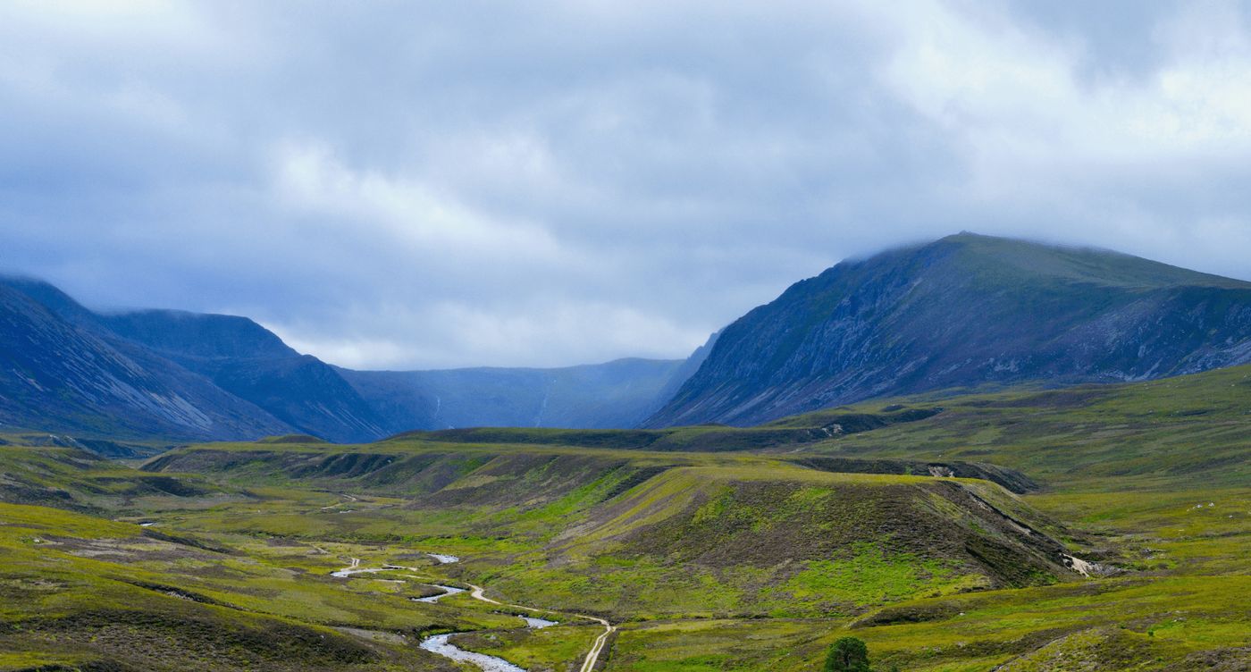 Paisaje natural del Parque Nacional Cairngorms, una de las maravillas escocesas en tu ruta en furgoneta camper.