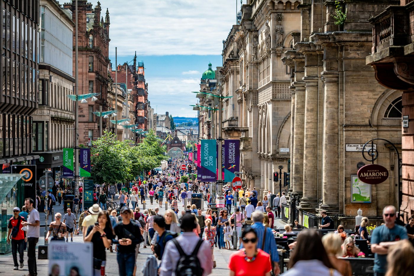 Comercial y animada calle Buchanan en Glasgow, con muchas personas caminando por la famosa vía peatonal de la ciudad.