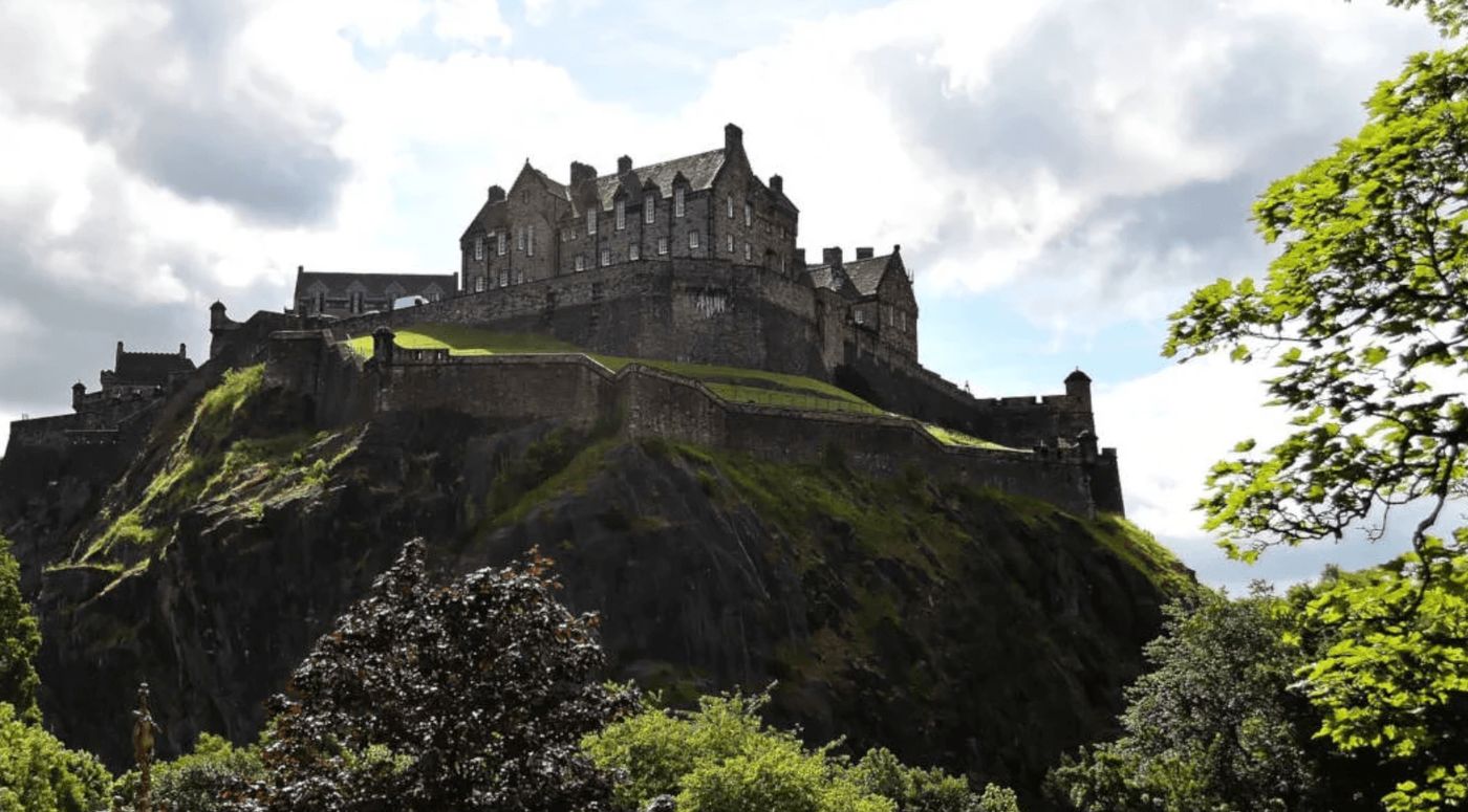 Vista del Castillo de Edimburgo, una de las principales atracciones turísticas de la ciudad, ideal para explorar en una ruta por Escocia en furgoneta camper.