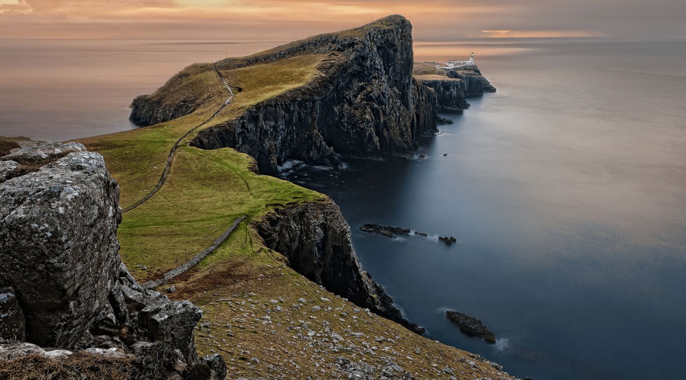Vista panorámica de la Isla de Skye, uno de los destinos imprescindibles en una ruta por Escocia en furgoneta camper.