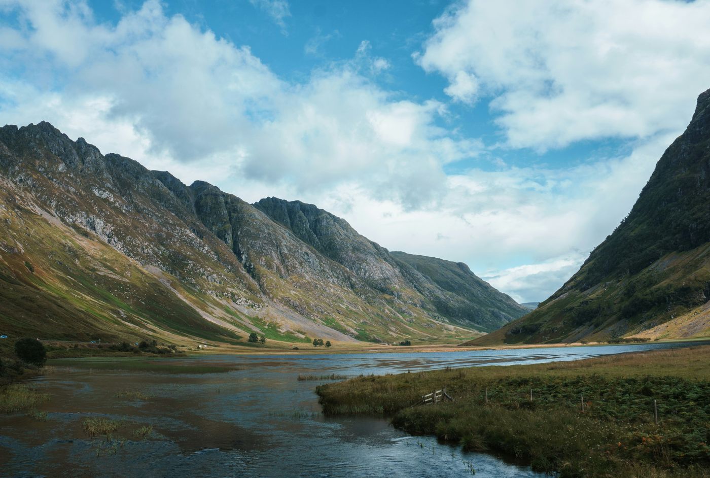 Impresionante paisaje de Glencoe, un valle icónico en las Tierras Altas de Escocia, perfecto para explorar en una ruta por Escocia en furgoneta camper
