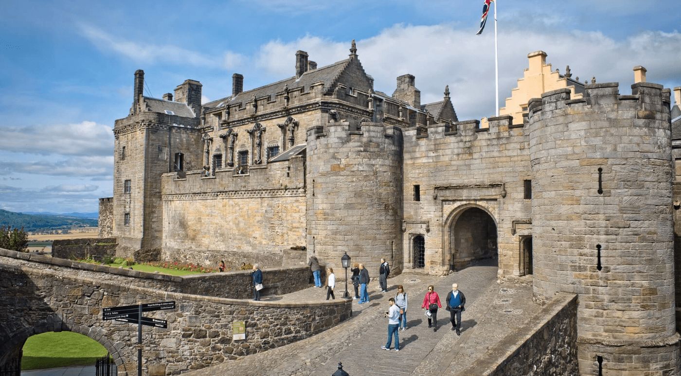 Vista del imponente Castillo de Stirling, una parada histórica en la ruta por Escocia en furgoneta camper.