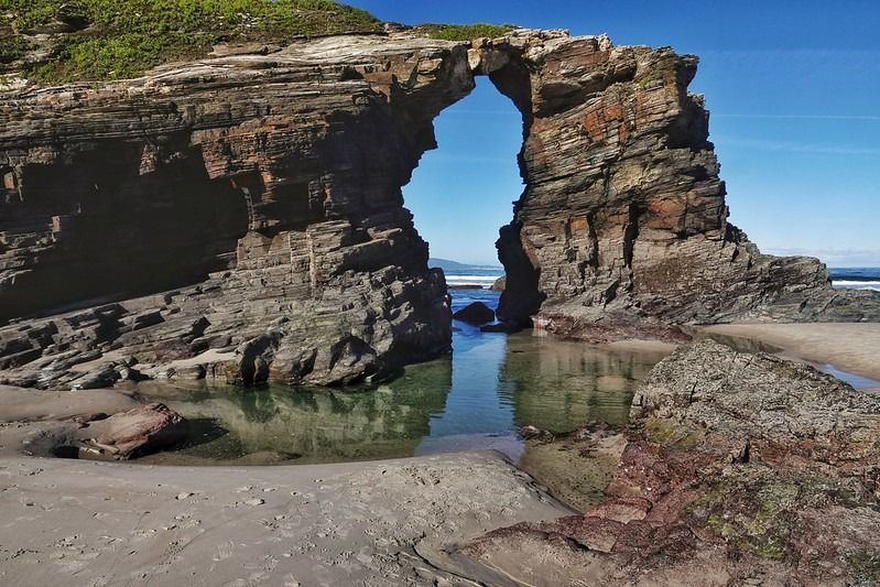 Playa de las Catedrales en Galicia, uno de los destinos más impresionantes en una ruta por Galicia en furgoneta.