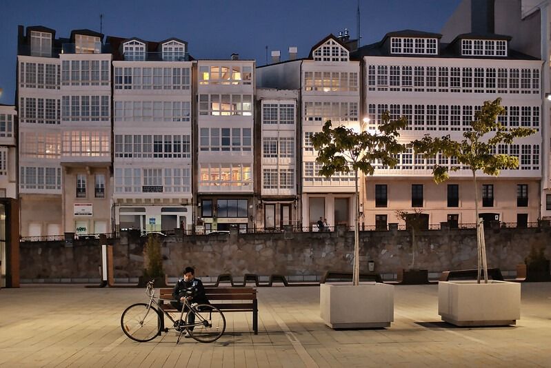 Calle típica de A Coruña, perfecta para explorar durante una ruta por Galicia en camper.