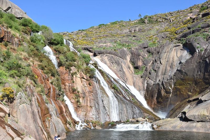 Cascada de Ézaro, un impresionante paisaje natural de Galicia que puedes explorar durante tu ruta en furgoneta.