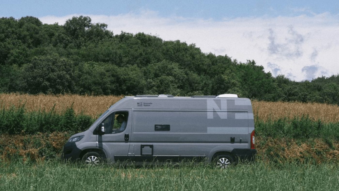 Furgoneta camper Neo de Nomade Nation estacionada en un entorno natural.