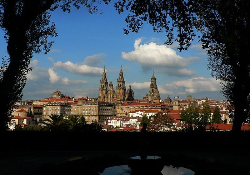 Vista panorámica de Santiago de Compostela, un destino imprescindible en tu ruta por Galicia en furgoneta.