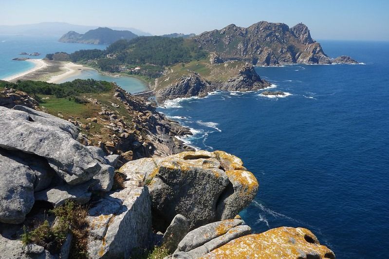 Las Islas Cíes, un paraíso natural en Galicia, ideal para visitar durante tu ruta por la costa en furgoneta.