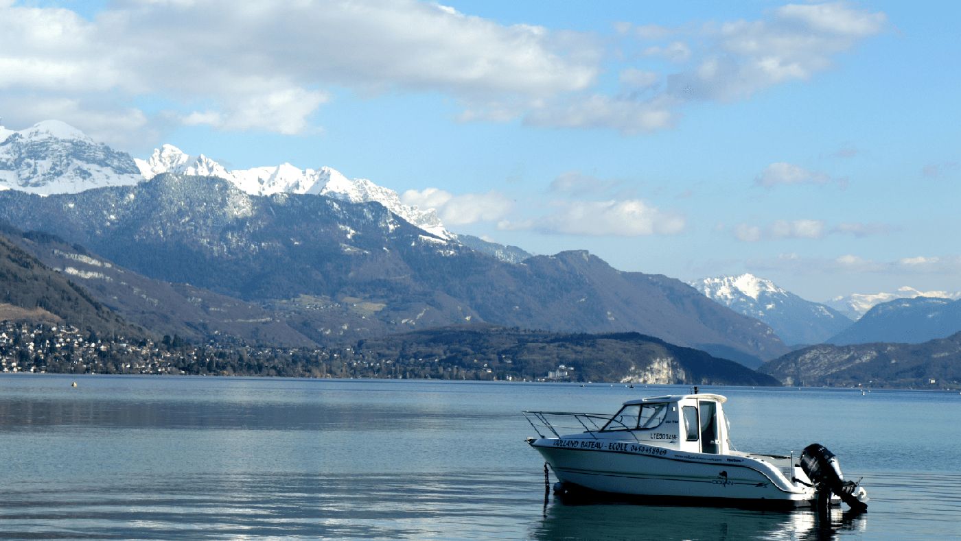 Paisaje nevado del lago de Annecy, una de las estampas de la ruta alpina en invierno.