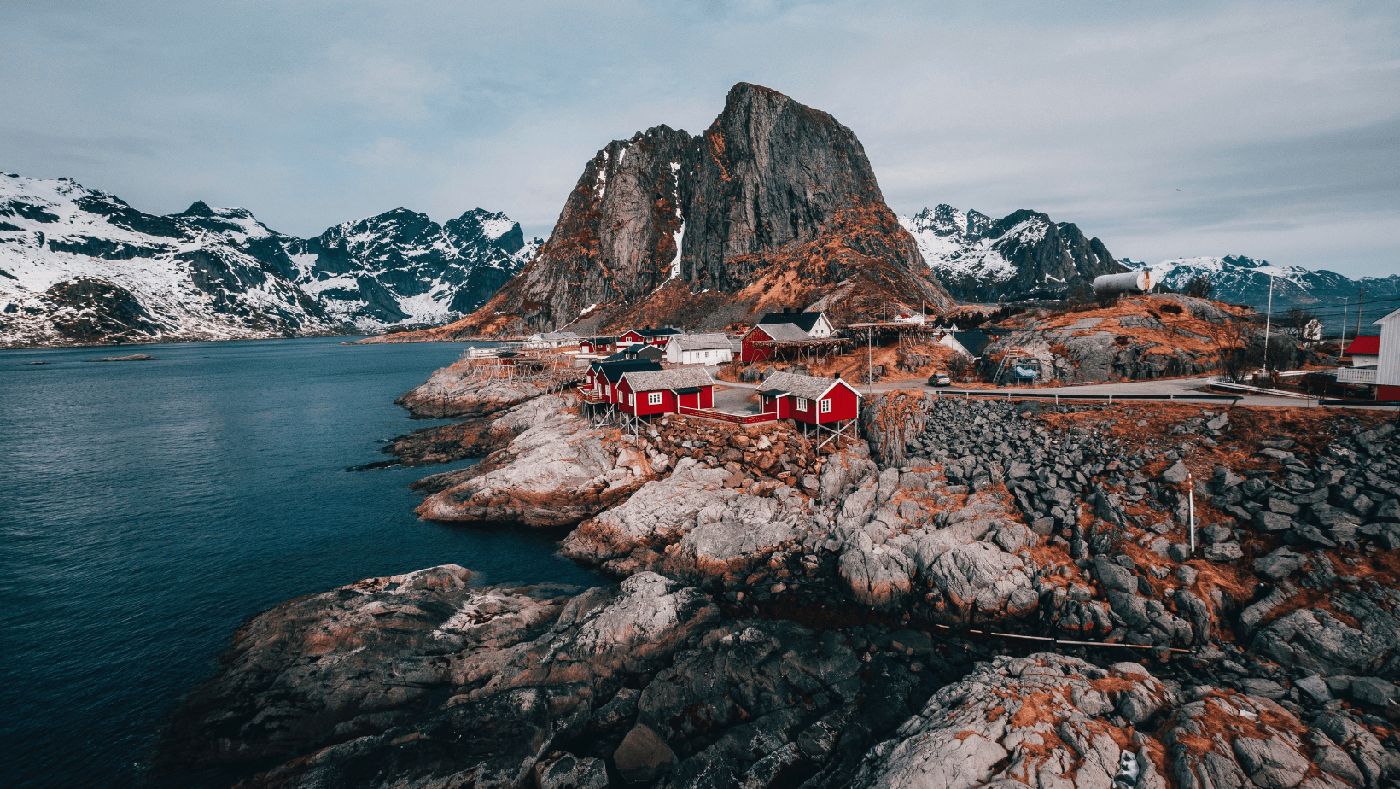 Impresionante paisaje de las Islas Lofoten en Noruega con montañas y mar, ideal para explorar en furgoneta camper.