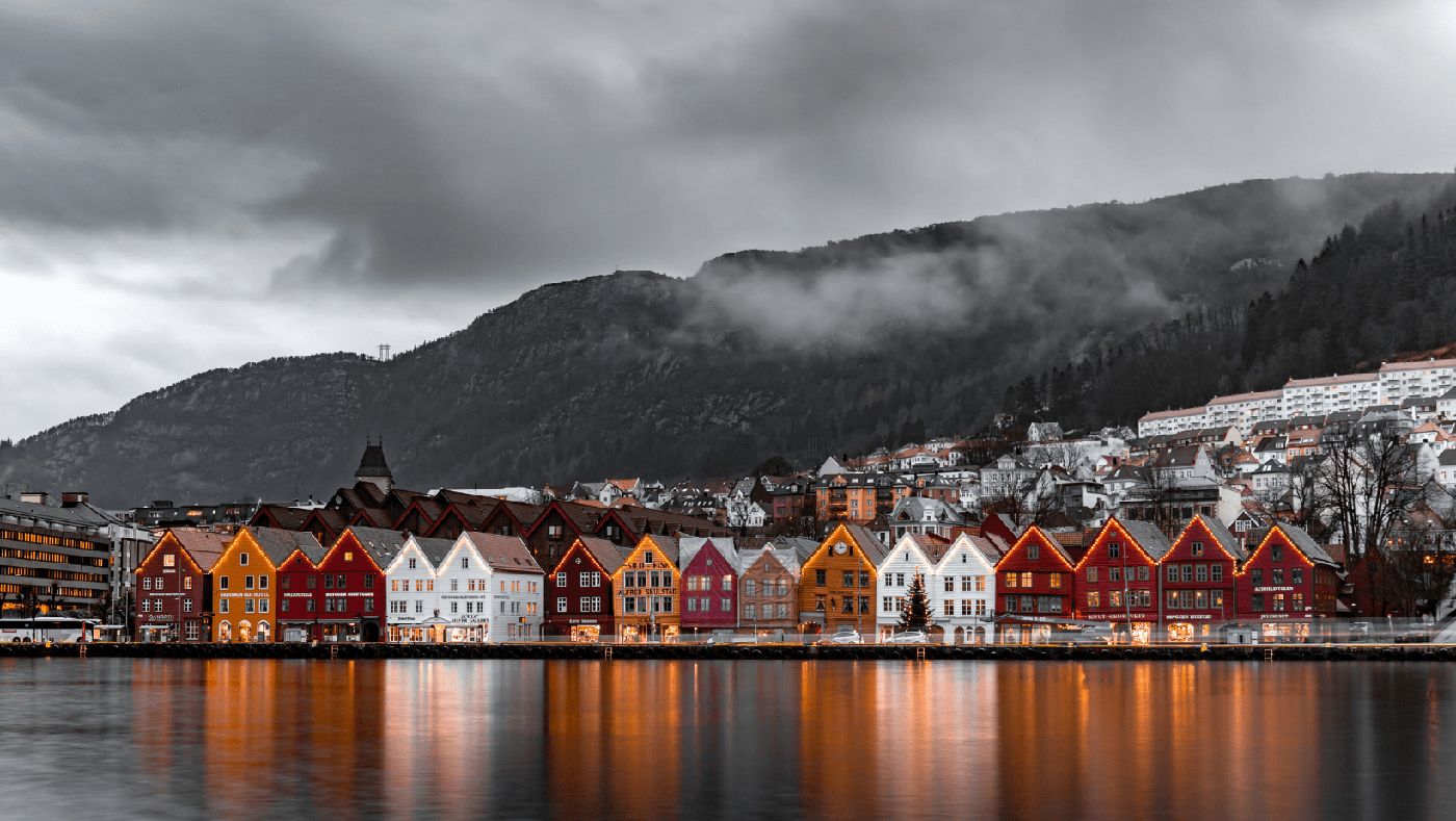 Casas de colores en el muelle de Bergen, una postal icónica de Noruega.
