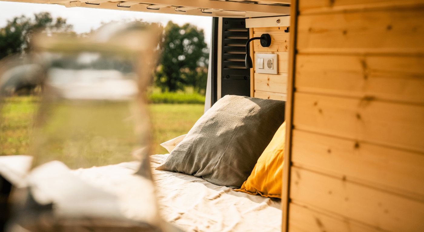 Interior de una furgoneta camper de Nomade Nation, perfecto para tus viajes en furgoneta.