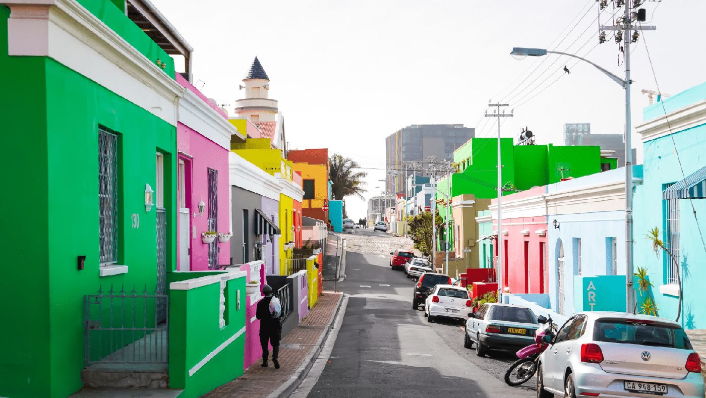 Calle colorida del barrio Bo-Kaap, uno de los lugares vibrantes de Ciudad del Cabo, ideal para explorar en furgoneta camper.