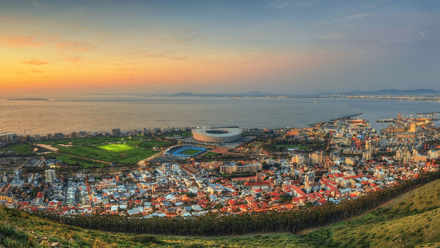 Panorámica de Ciudad del Cabo, mostrando el paisaje urbano y el océano Atlántico.