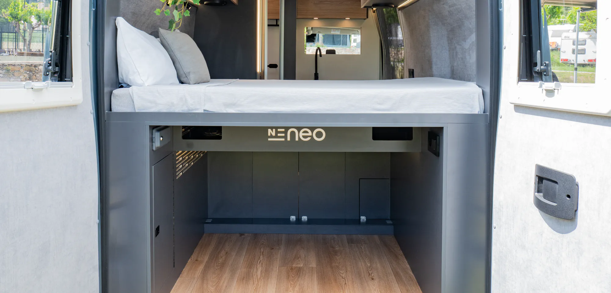 The Neo's rear garage