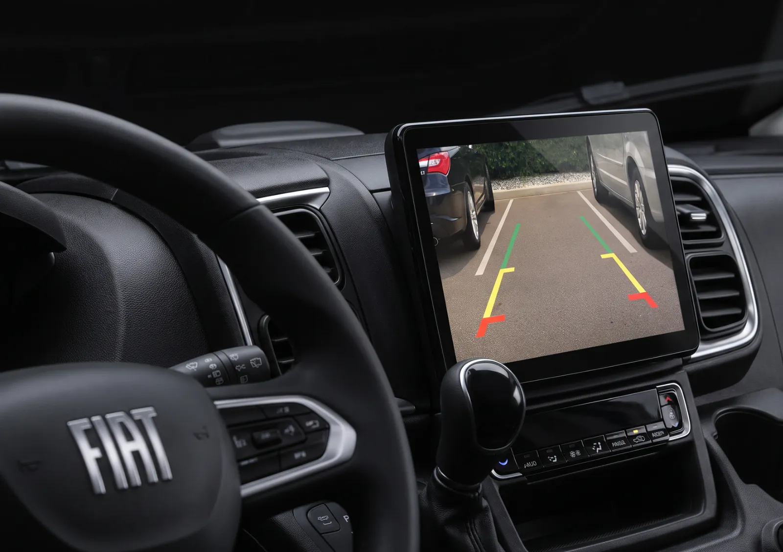 Der 10-Zoll-Touchscreen im Fahrerhaus des Space mit der Rückfahrkamera