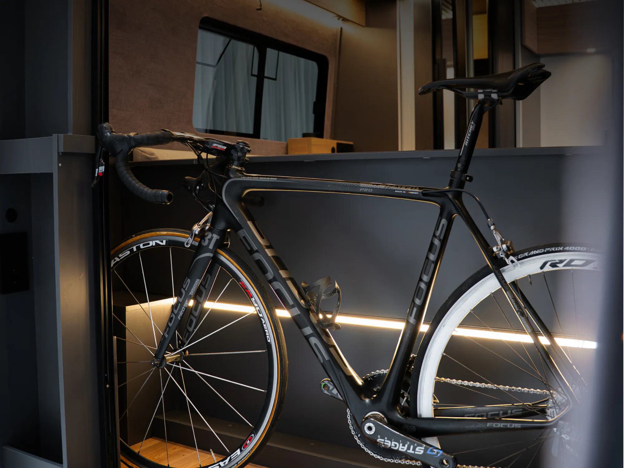 Ein Fahrrad, stehend verstaut in der Multipositionsgarage des Space