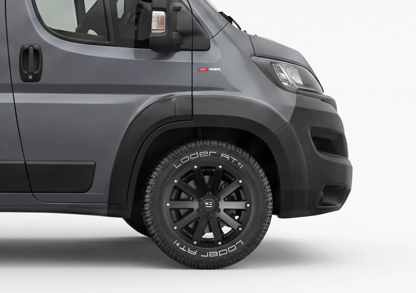 Eine Offroad-Felge des Space mit Loder-AT-Reifen